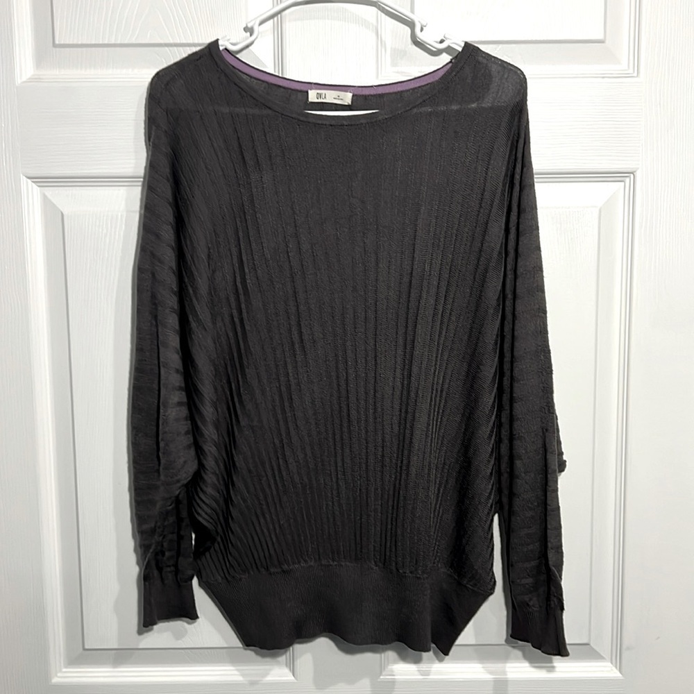 ovla by Olive and Vine Women’s gray dolman sleeve ridged top - size Medium